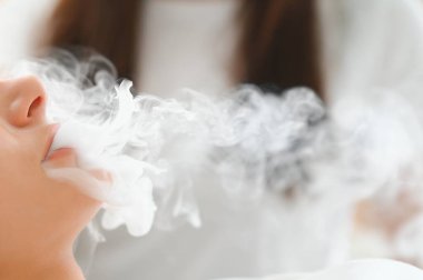 Sigara, kadın yakın çekim duman ve ağız.