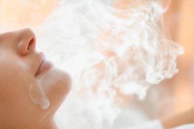 Sigara, kadın yakın çekim duman ve ağız.