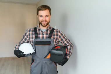 Alet çantalı erkek işçinin portresi.