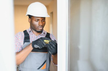 Önlüklü Genç Afrikalı Tamirci Pencere Kuruyor.