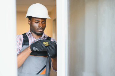 Önlüklü Genç Afrikalı Tamirci Pencere Kuruyor.