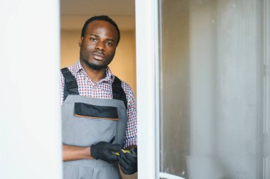 Önlüklü Genç Afrikalı Tamirci Pencere Kuruyor.