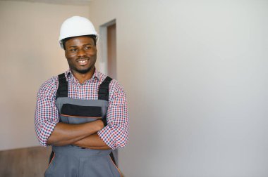 bir Afrikalı-Amerikalı inşaat işçisi konumunda portresi.