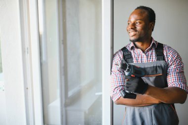 Önlüklü Genç Afrikalı Tamirci Pencere Kuruyor.