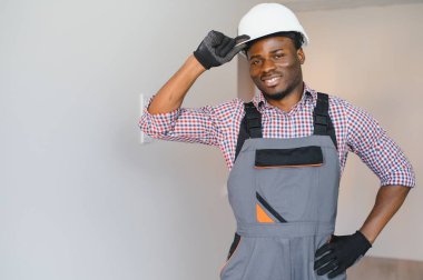 Genç neşeli Afrikalı Amerikalı tamirci.