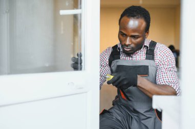 Önlüklü Genç Afrikalı Tamirci Pencere Kuruyor.