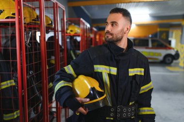 İtfaiyedeki genç yakışıklı itfaiyeci..