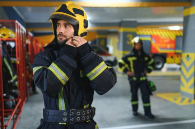 İtfaiyedeki genç yakışıklı itfaiyeci..