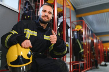 İtfaiyedeki üniformalı erkek itfaiyecinin portresi..
