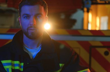 Gaz maskesi ve kask yakınındaki itfaiye itfaiyeci fotoğrafı.