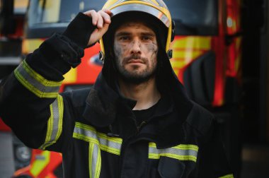 İtfaiyeci yangından sonra dinleniyor..