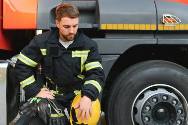 Gaz maskesi ve kask yakınındaki itfaiye itfaiyeci fotoğrafı.