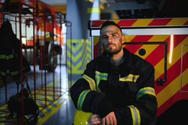 Yorgun itfaiyeci işten sonra itfaiye departmanında.