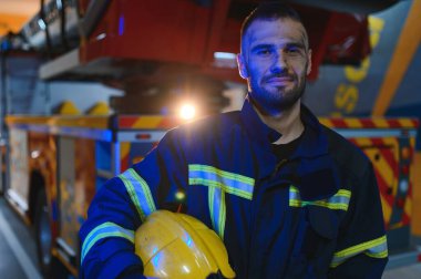 Yorgun itfaiyeci işten sonra itfaiye departmanında.