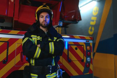 Gaz maskesi ve kask yakınındaki itfaiye itfaiyeci fotoğrafı.