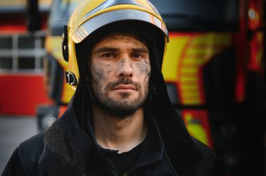 İtfaiyeci yangından sonra dinleniyor..