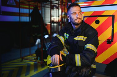 Yorgun itfaiyeci işten sonra itfaiye departmanında.