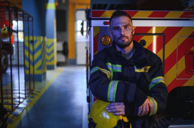 İtfaiyeci yangından sonra dinleniyor..