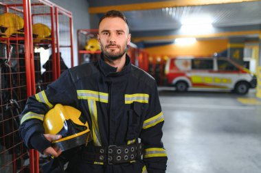 İtfaiyedeki genç yakışıklı itfaiyeci..