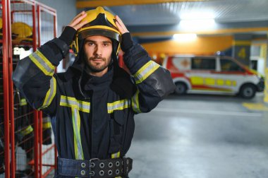 İtfaiye istasyonunda koruyucu üniforma giyen itfaiyeci..