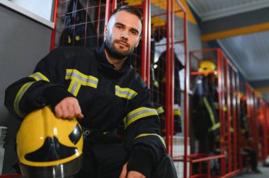 İtfaiye istasyonunda koruyucu üniforma giyen itfaiyeci..