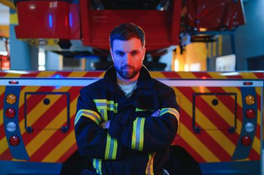 Gaz maskesi ve kask yakınındaki itfaiye itfaiyeci fotoğrafı.