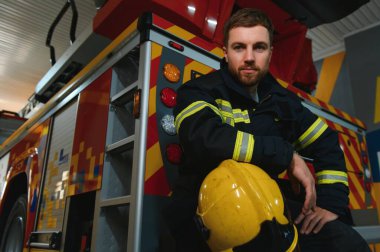 İtfaiyedeki üniformalı erkek itfaiyecinin portresi..