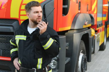 Gaz maskesi ve kask yakınındaki itfaiye itfaiyeci fotoğrafı.