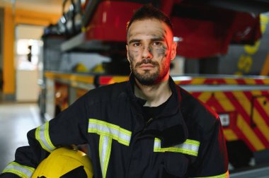 İtfaiyeci yangından sonra dinleniyor..