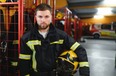 İtfaiyedeki genç yakışıklı itfaiyeci..