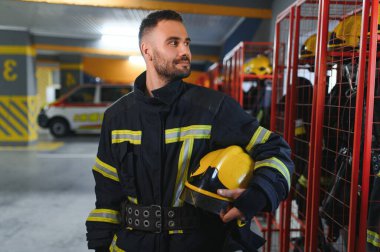 İtfaiye istasyonunda koruyucu üniforma giyen itfaiyeci..