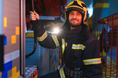 İtfaiyedeki üniformalı erkek itfaiyecinin portresi..