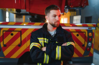 Gaz maskesi ve kask yakınındaki itfaiye itfaiyeci fotoğrafı.