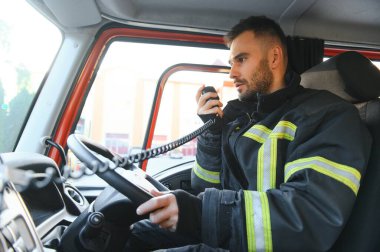 İtfaiyeci, iletişim iç görüşü olan bir acil durum aracı kullanıyor..