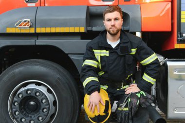 Gaz maskesi ve kask yakınındaki itfaiye itfaiyeci fotoğrafı.