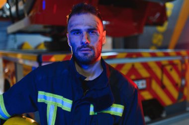 Gaz maskesi ve kask yakınındaki itfaiye itfaiyeci fotoğrafı.