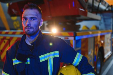 Yorgun itfaiyeci işten sonra itfaiye departmanında.