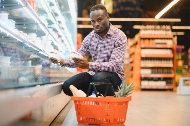 Afrikalı Amerikalı adam süpermarketten alışveriş yapıyor..