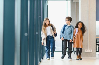 Küçük okul çocukları okul koridor gülümseyen portresi.