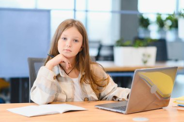 Vay canına, online okul. Dizüstü bilgisayarda öğrenen ve kameraya işaret eden mutlu liseli kız internette harika bir ders vermeyi ve evde oturmayı öneren, evde oturmayı öneren,