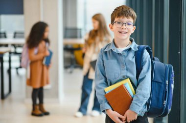 Okulda okul çantası ve kitapları olan bir öğrenci. Okula geri dön..