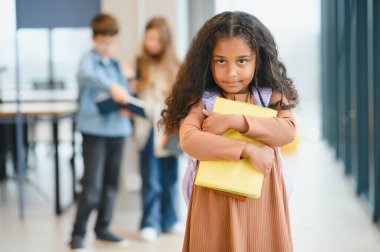 Okuldaki sevimli Afro-Amerikan kızın portresi..
