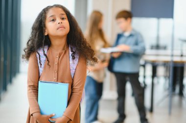 Okuldaki sevimli Afro-Amerikan kızın portresi..