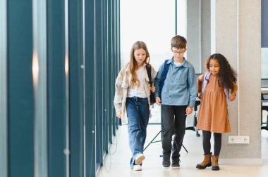 Neşeli ilkokul öğrencileri. Okula geri dön..