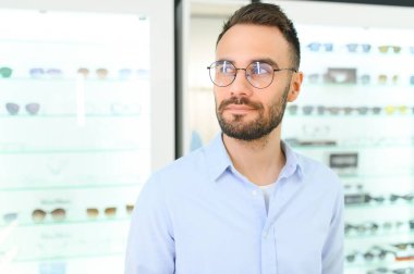 Gözlük dükkanı. Gözlük optik mağaza üzerinde çalışan adam.