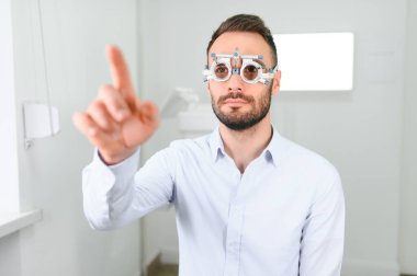 Adam görüşü özel göz gözlükleriyle kontrol ediyor..