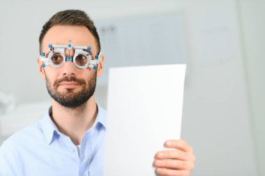 Göz hastalıkları kavramı. Erkek hasta göz görme muayene görme Oftamolojik düzeltme Kliniği altında.