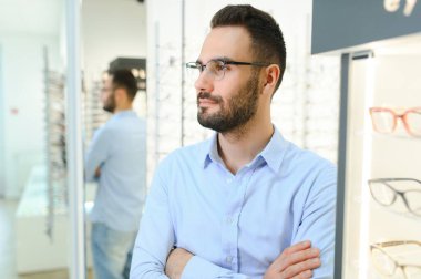 Gözlük dükkanı. Gözlük optik mağaza üzerinde çalışan adam.