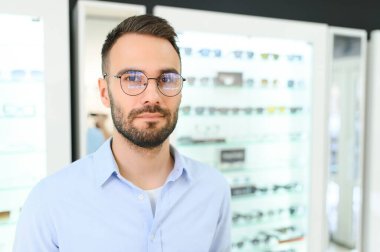 Adam görüş düzeltmesi için göz doktorunda gözlük seçiyor. Görüş düzeltmesi için gözlük.
