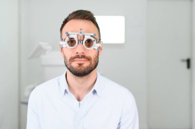 Göz hastalıkları kavramı. Erkek hasta göz görme muayene görme Oftamolojik düzeltme Kliniği altında.